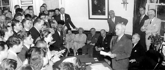 1945年8月14日、日本のポツダム宣言受諾を発表するトルーマン