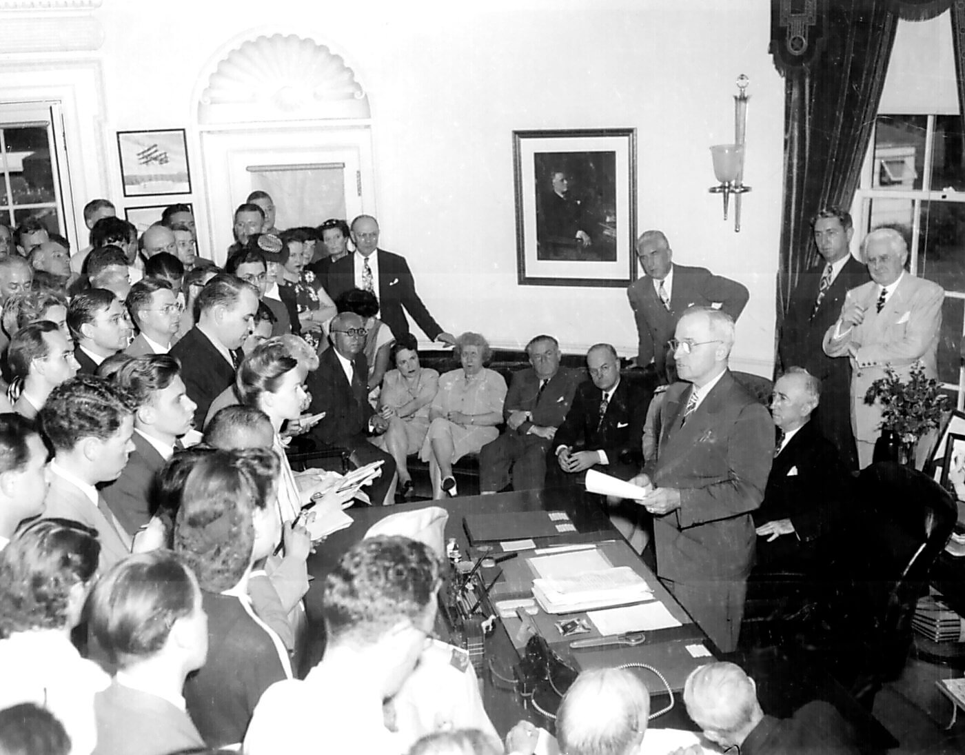 1945年8月14日、日本のポツダム宣言受諾を発表するトルーマン